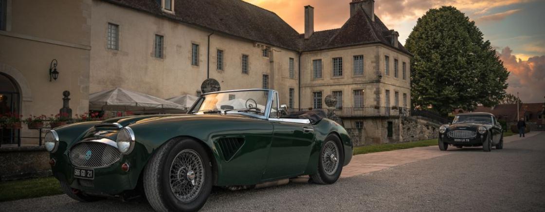 DRIVING THROUGH PARIS ABORD AN OLD CAR