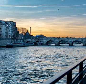 PARIS ALONG THE RIVER