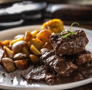 TRAVEL THROUGH HISTORY FOR A MEAL